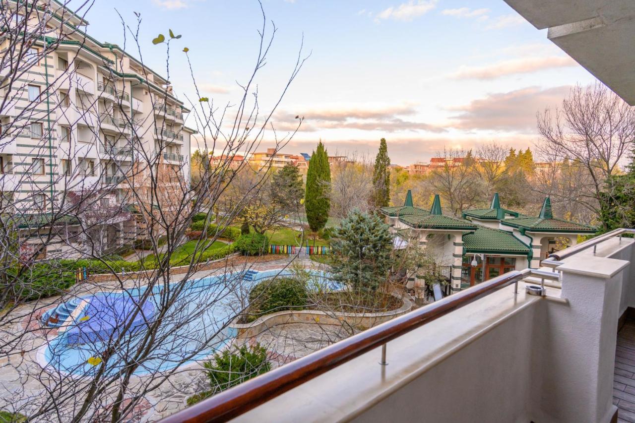 за гости затворен комплекс емералд Apartment