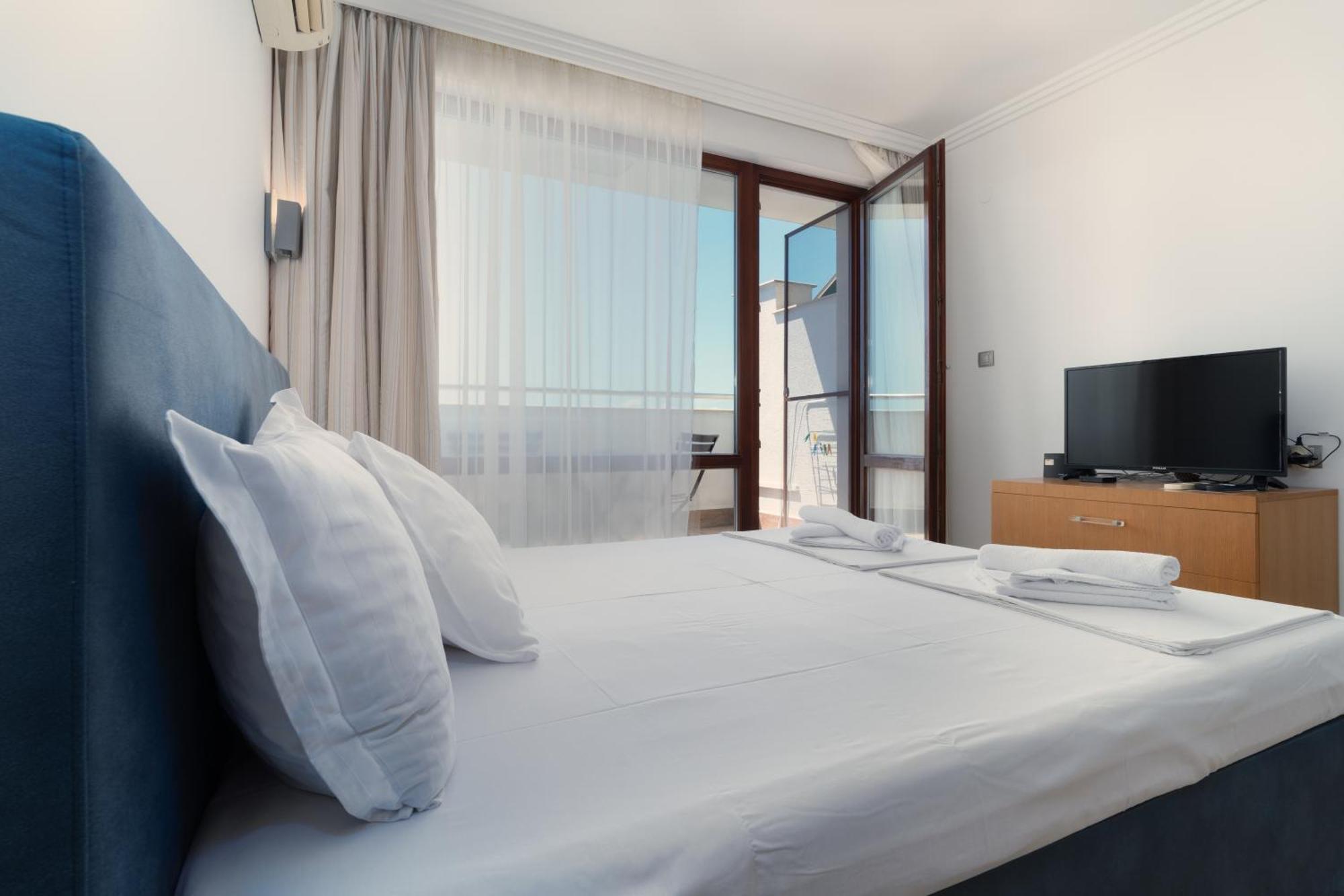 за гости затворен комплекс емералд Apartment Ravda
