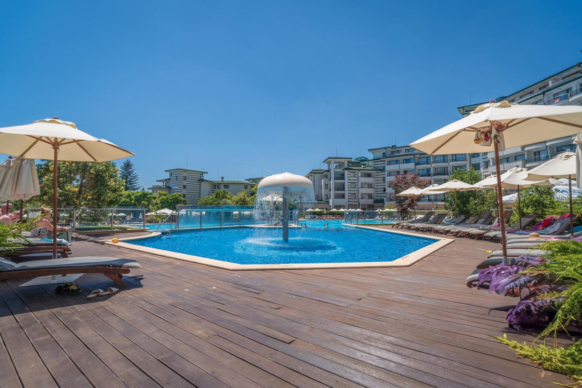 за гости затворен комплекс емералд Apartment