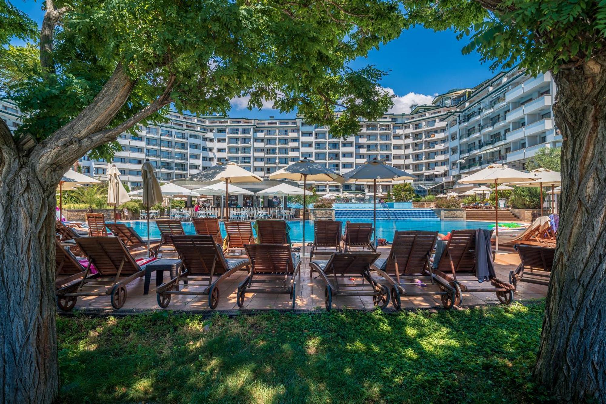 за гости затворен комплекс емералд Apartment *