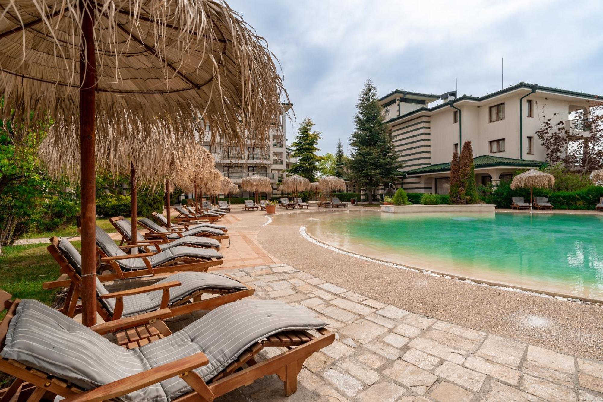 за гости затворен комплекс емералд Apartment *