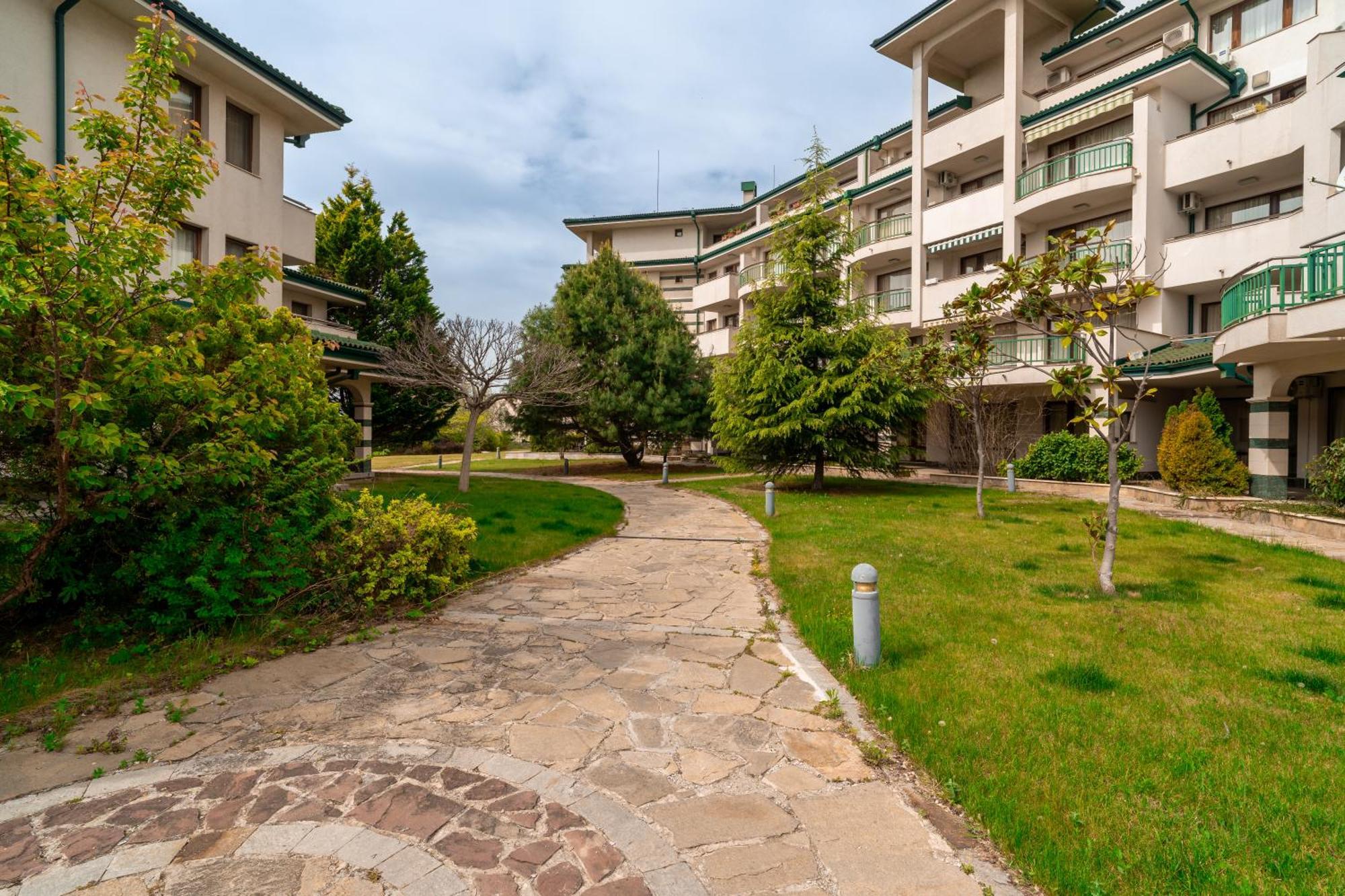 за гости затворен комплекс емералд Apartment Ravda