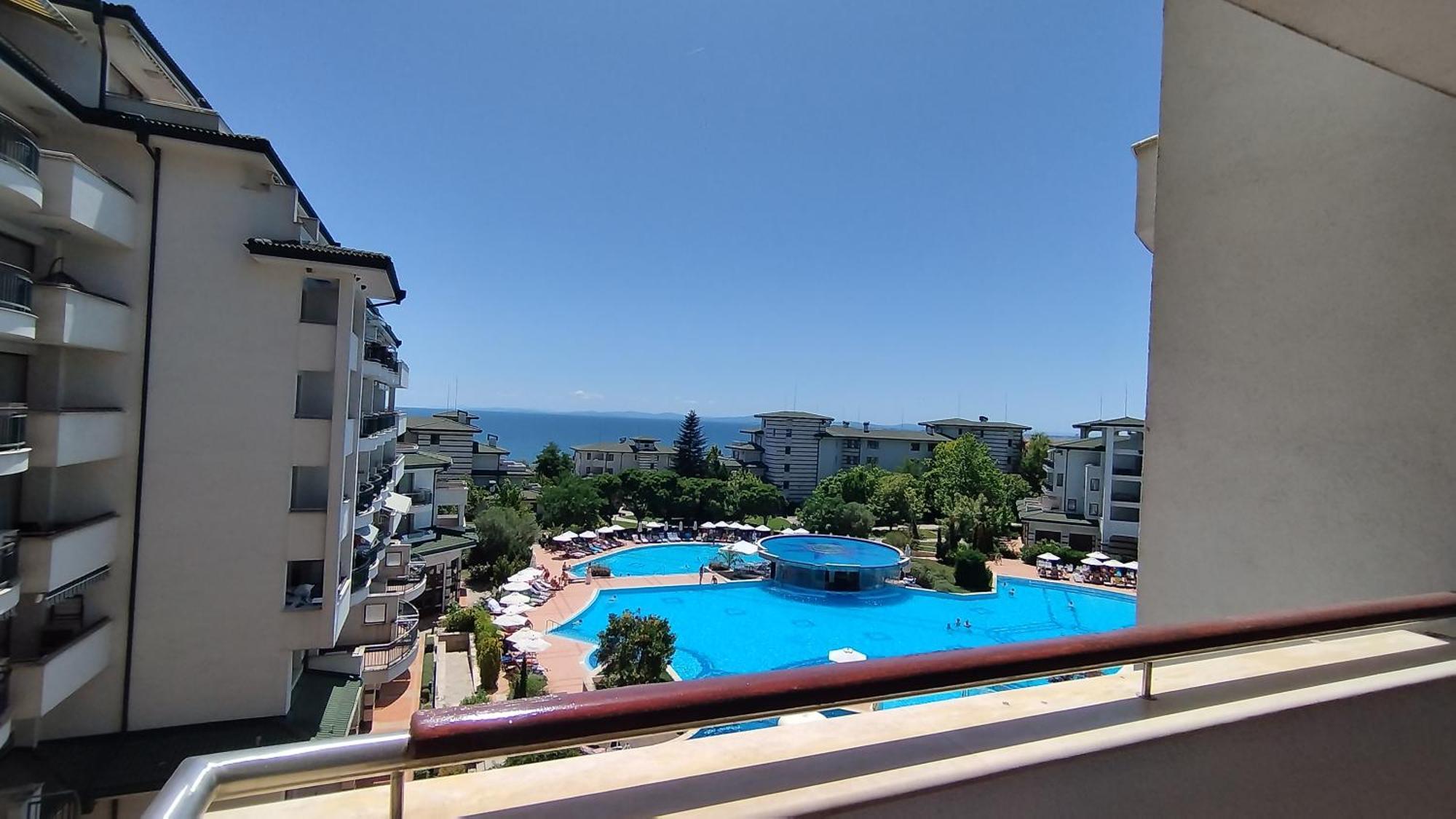 за гости затворен комплекс емералд Apartment Ravda