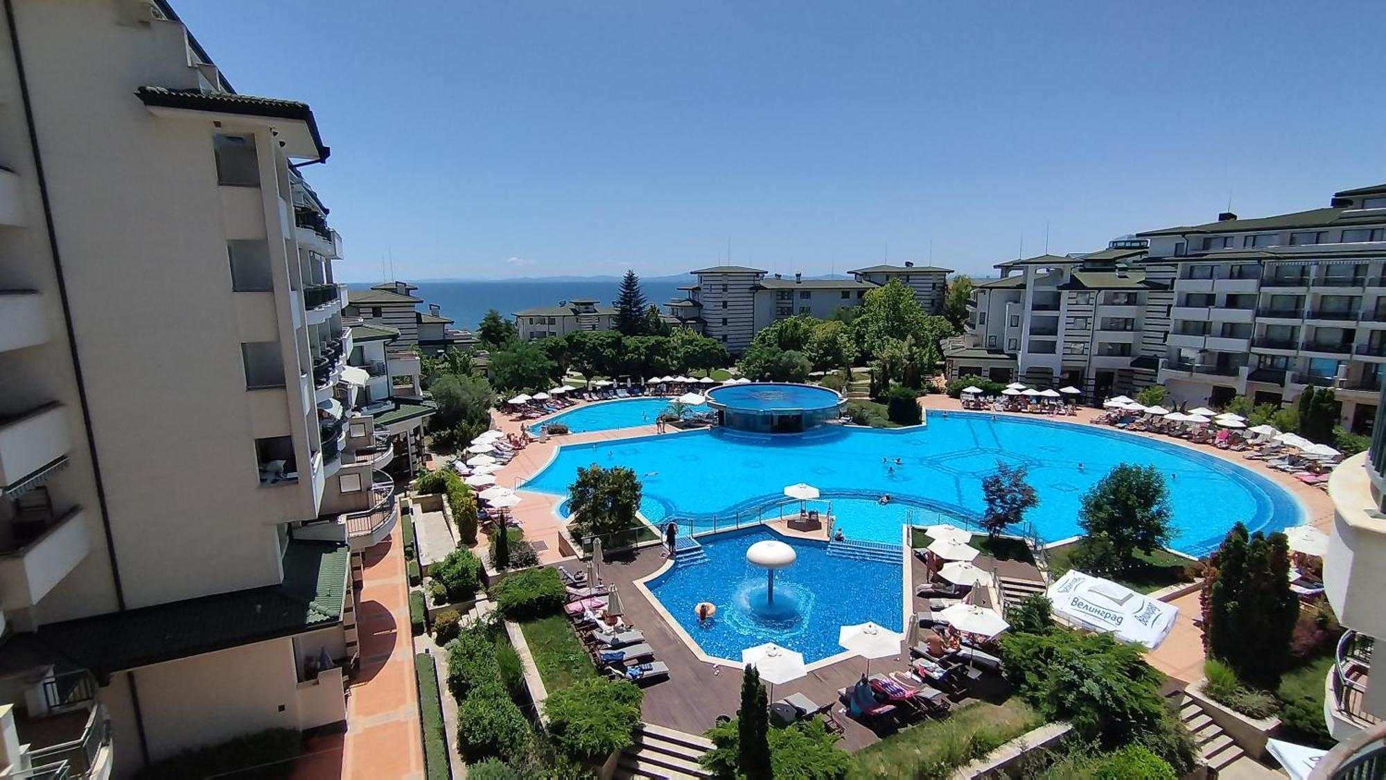 за гости затворен комплекс емералд Apartment
