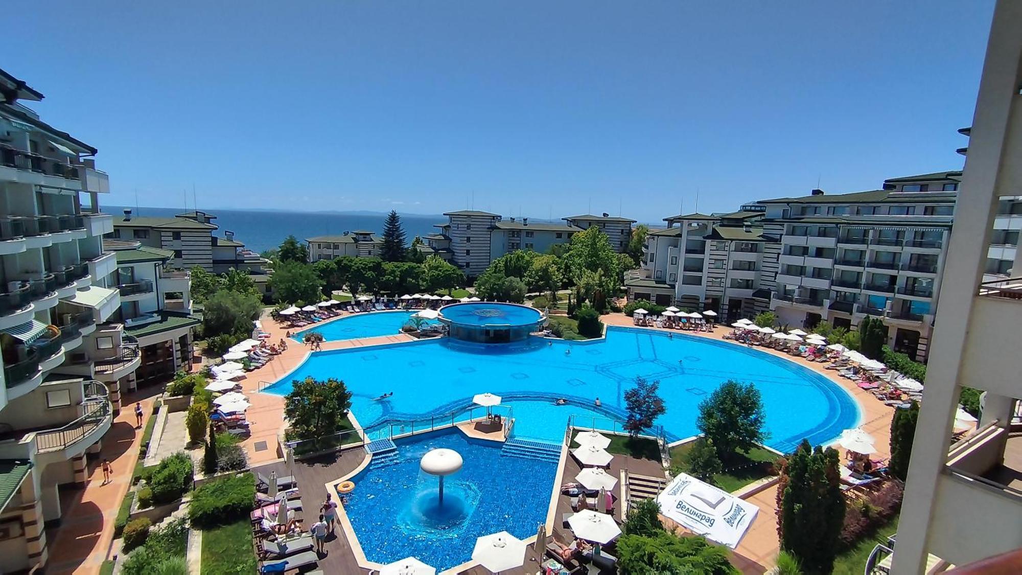 за гости затворен комплекс емералд Apartment *